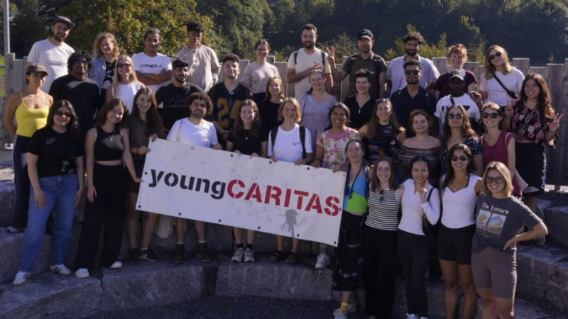 Gruppenaufnahme mit youngcaritas Schild