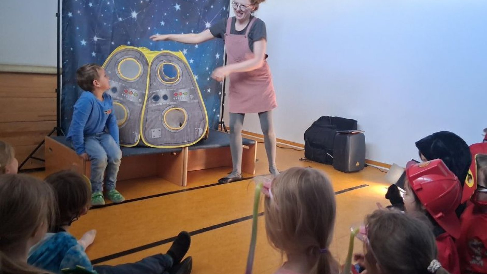 Kinder blicken auf Theaterbühne