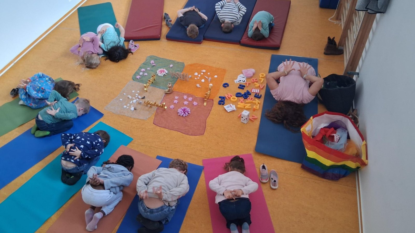 Kinder liegend im Kreis