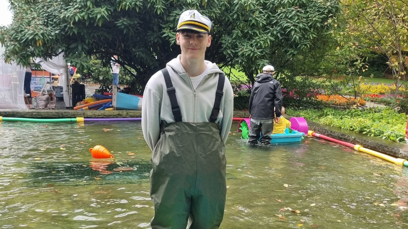 Helfer im Wasserbecken mit Kurbelboten