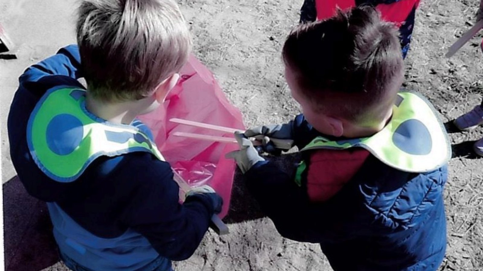 Zwei Kinder mit Müllbeutel