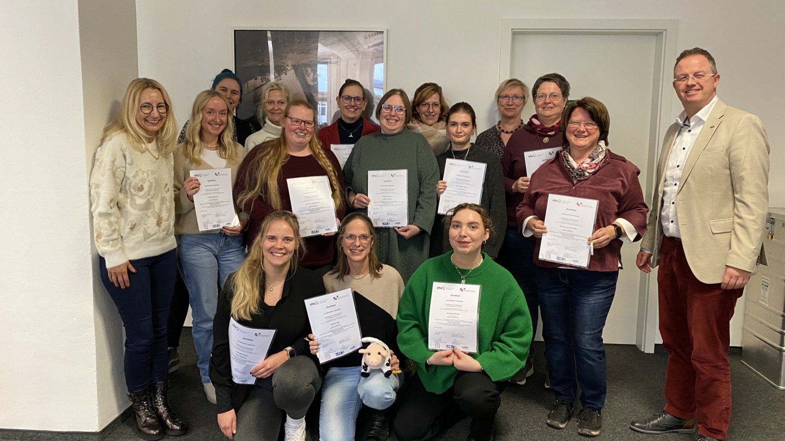 Teilnehmer:innen der Qualifikation mit Geschäftsführer Andreas Bierod und den Zertifikaten