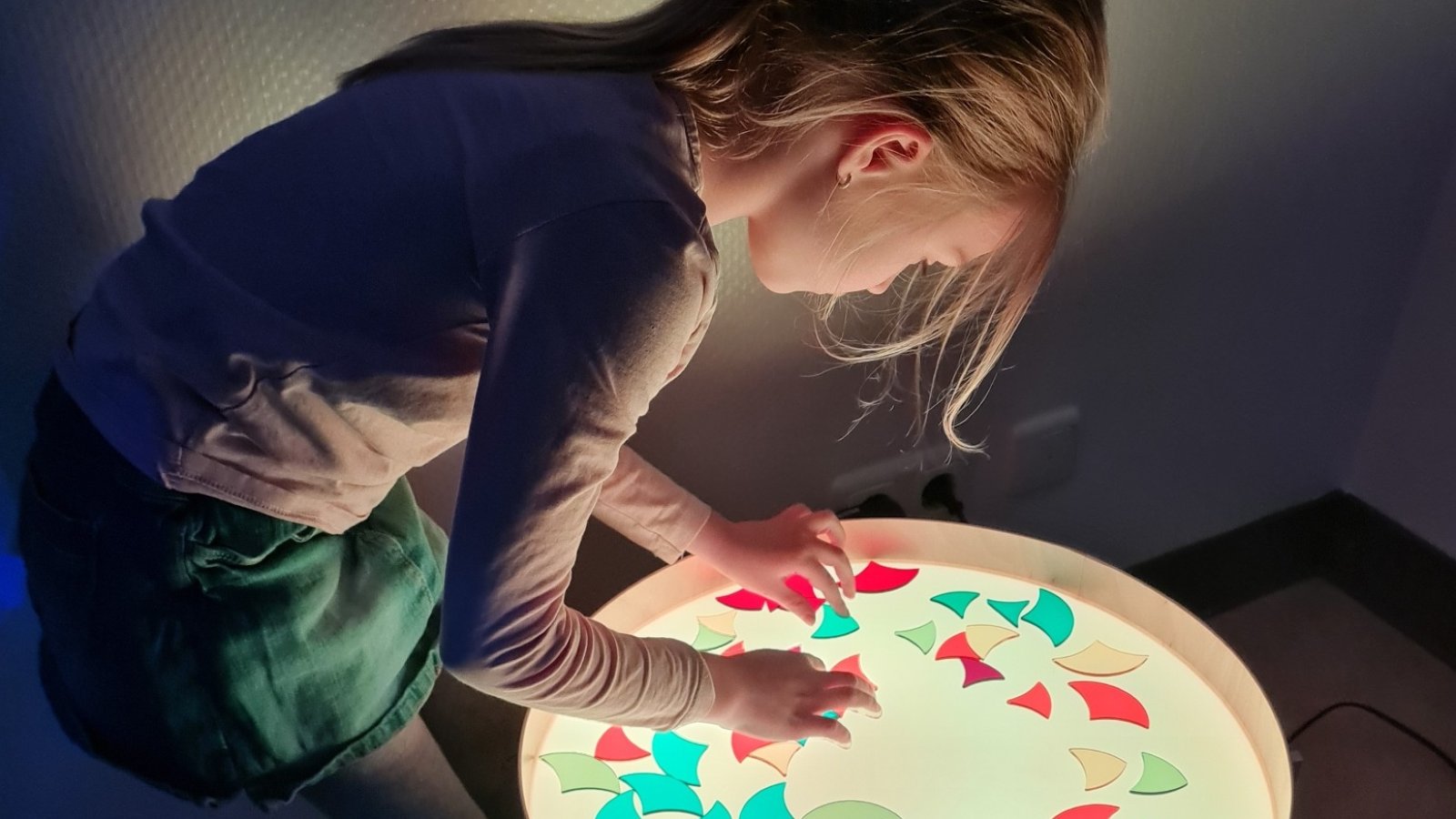 Mädchen an Lichtbaustelle