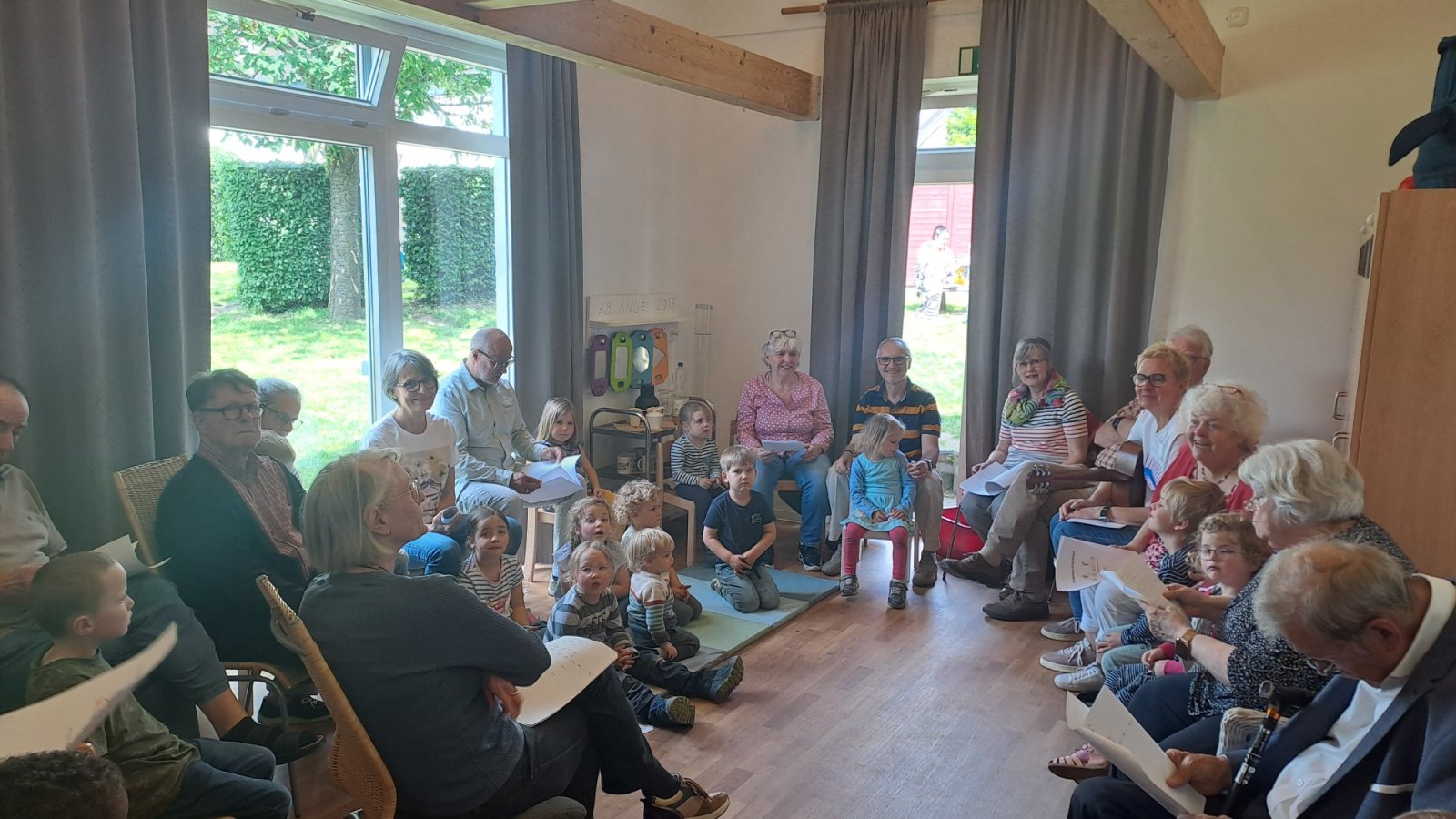 Großeltern und Kinder beim Singen
