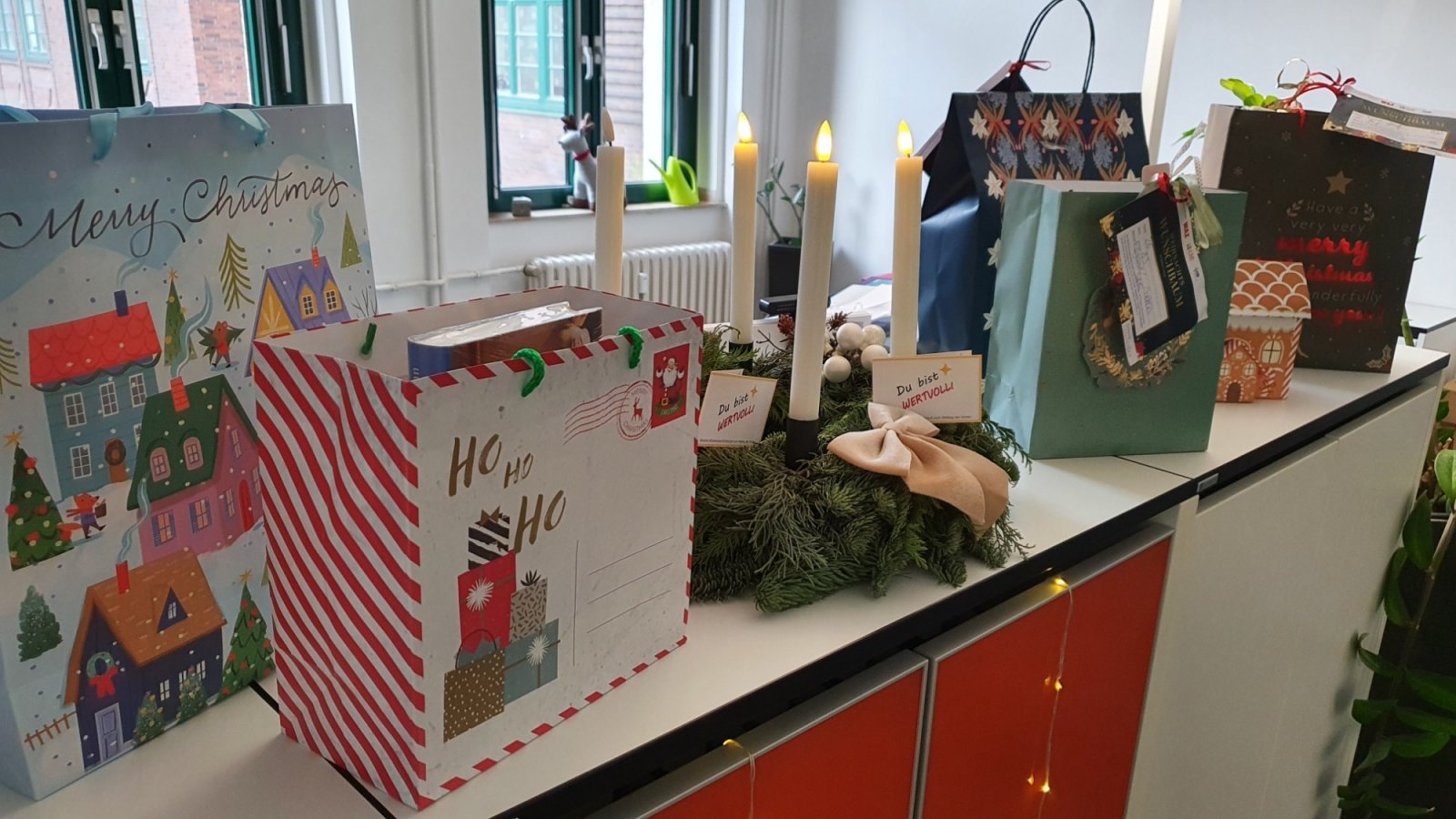 Ein Baum aus Fotos zur Aktion Weihnachtswunschbaum