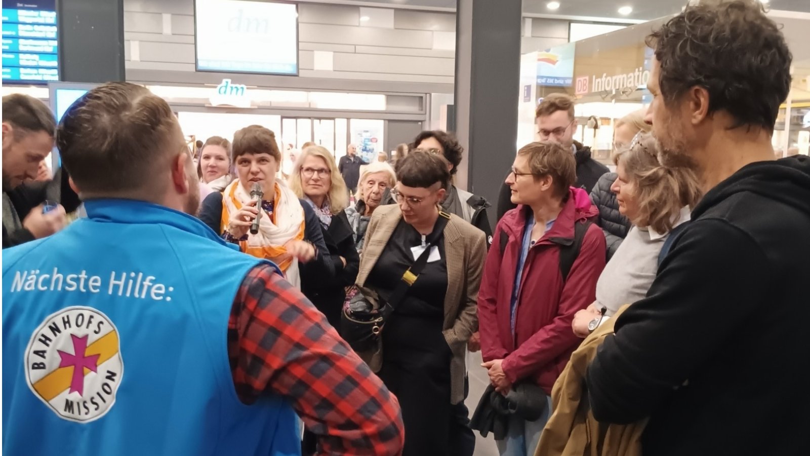 Exkursionsgruppe im Bahnhof