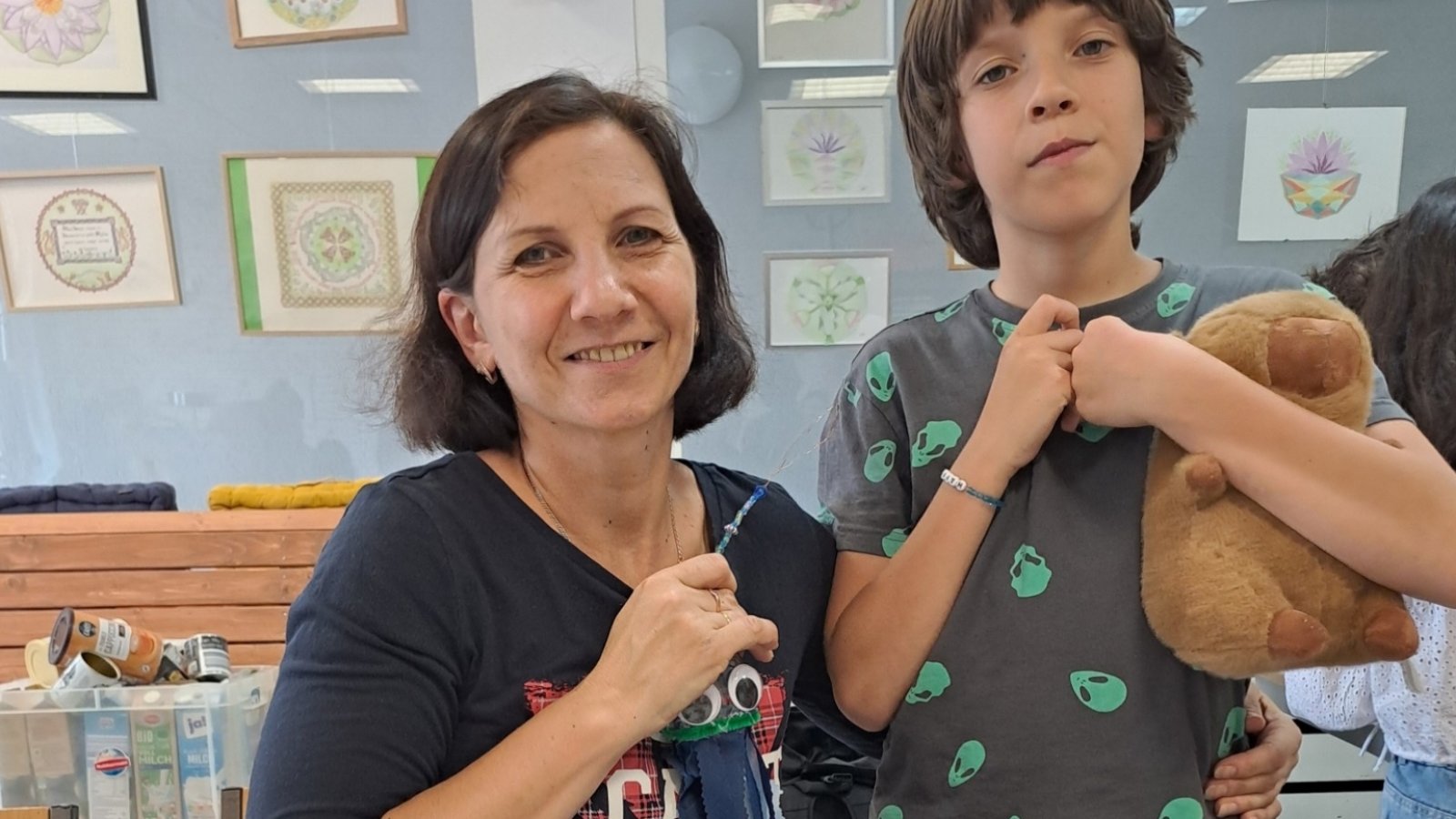 Kind und Frau beim upcycling