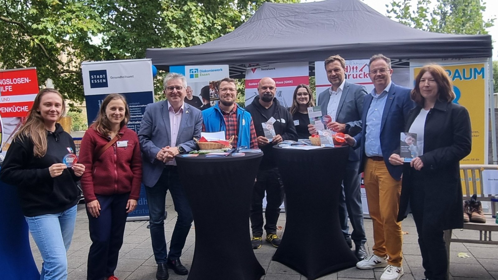 Gruppenfoto mit Peter Renzel, Björn Enno Hermans und Andreas Bierod mit Mitarbeiter:innen aus der Wohnungslosenhilfe