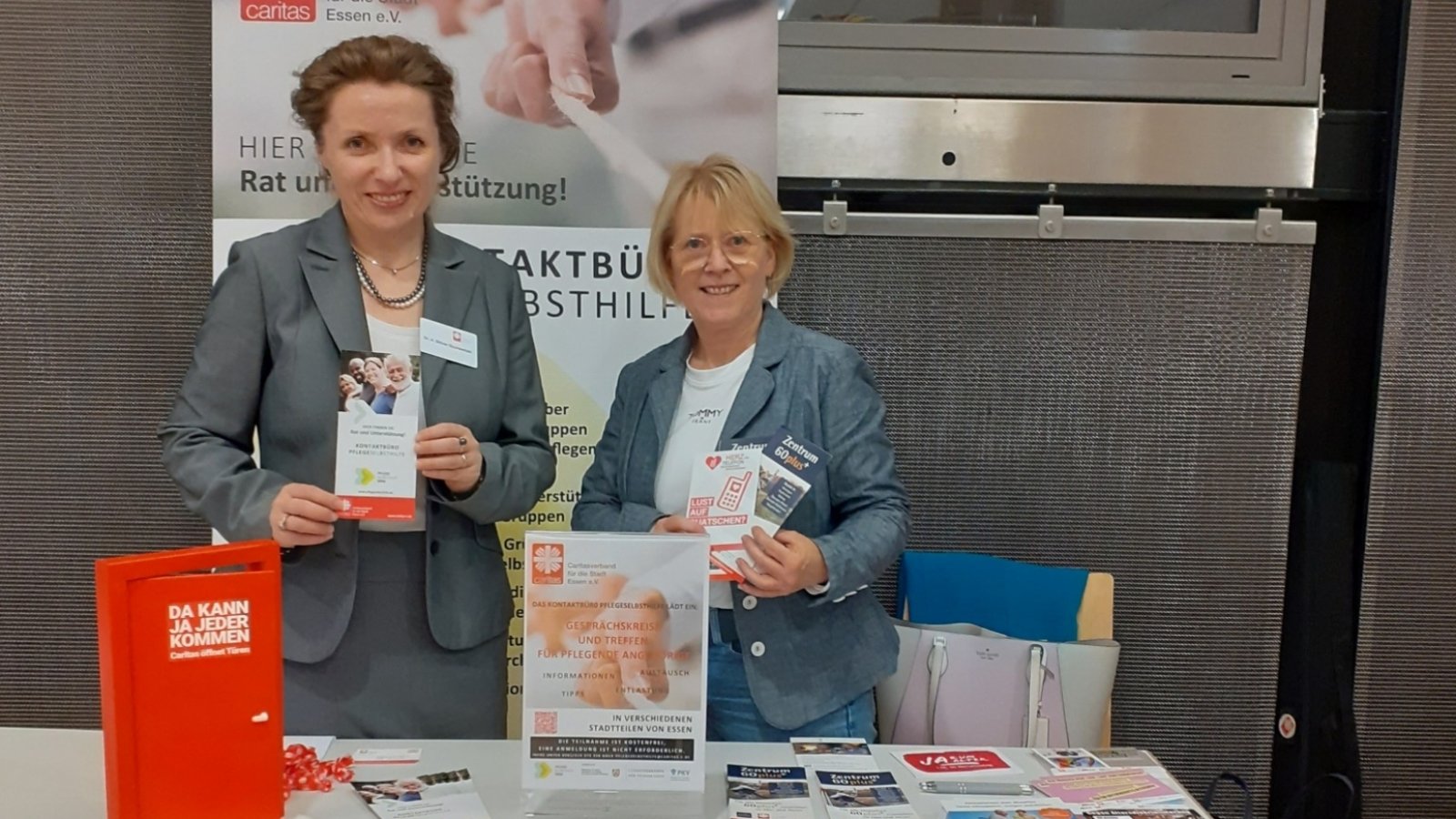 zwei Frauen an einem Info-Stand