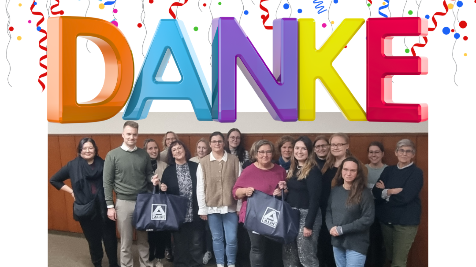 Ein danke-Schriftzug über einem Gruppenbild