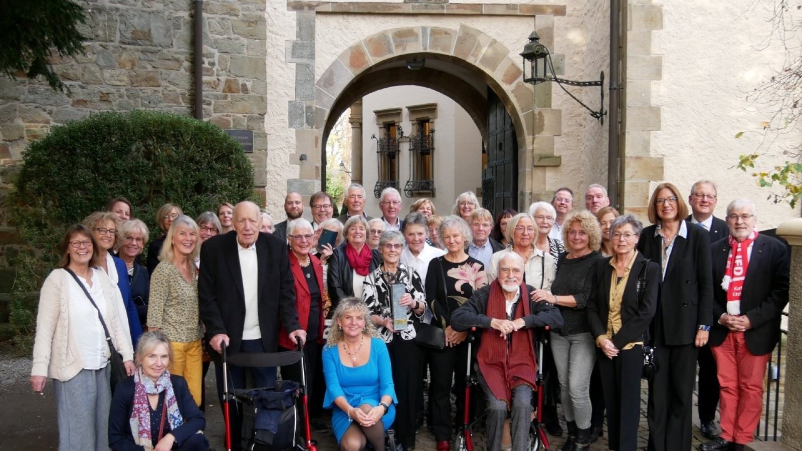 eine Gruppe von Menschen rund um den Essener Solidaritätspreis