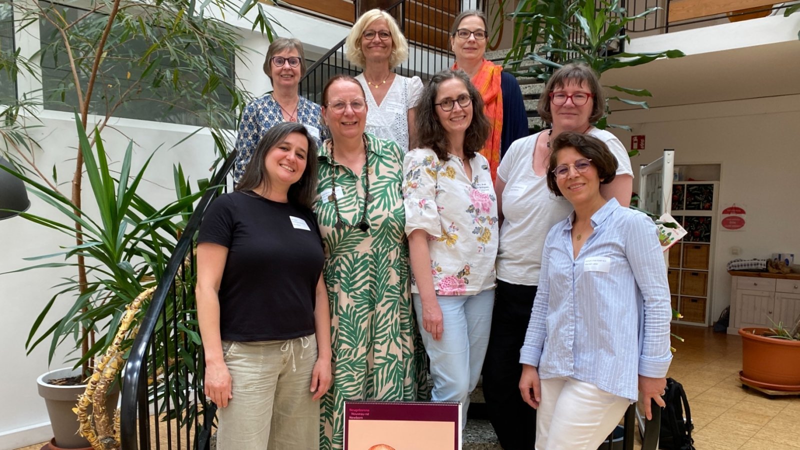 Die vier Essener Familienhebammen (vorne) sowie dahinter die Vertreterinnen der Träger Donum Vitae, Diakonie Werk, AWO und Sozialdienst katholischer Frauen Essen-Mitte.
