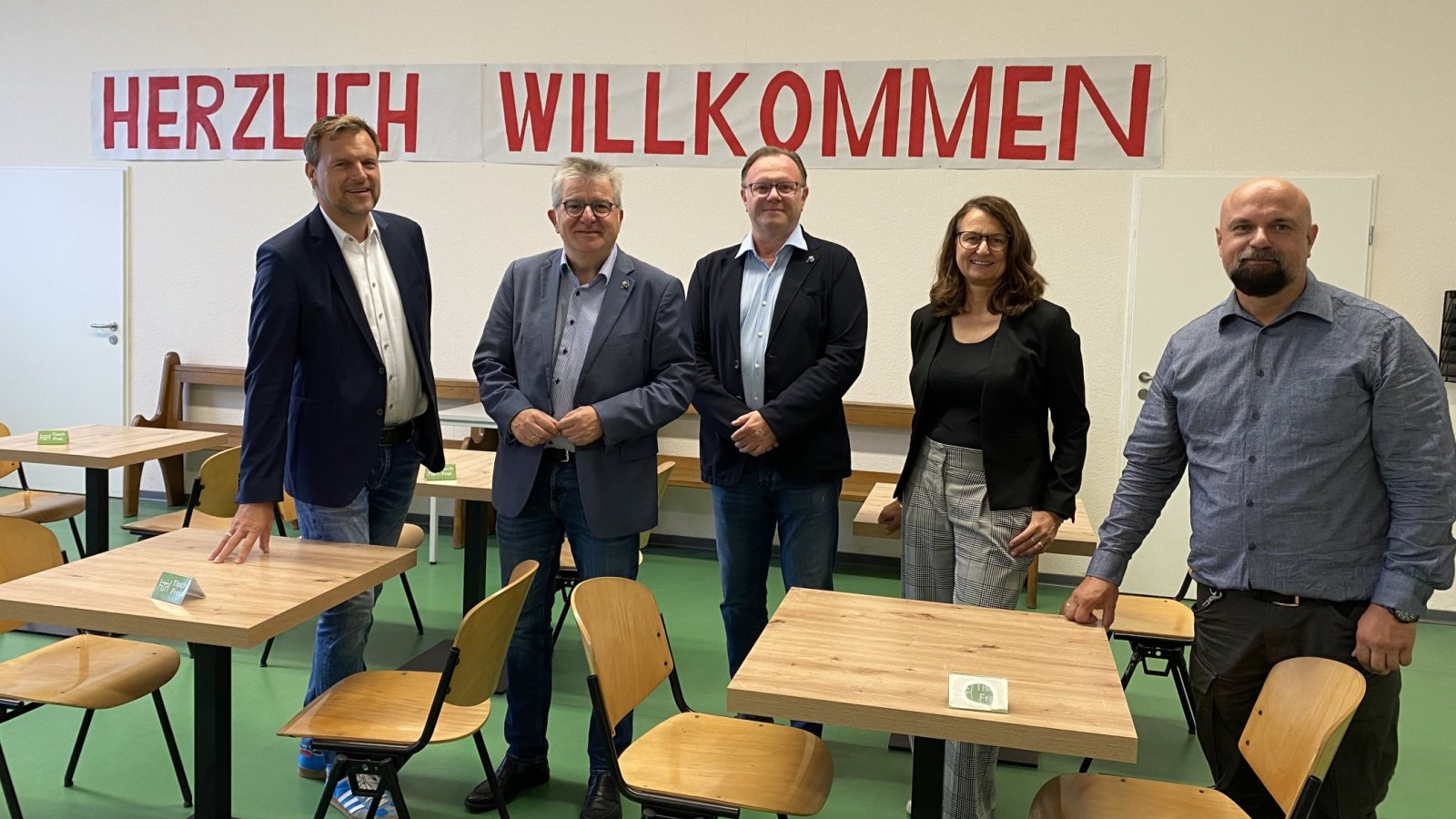 Fünf Personen stehen im Tagesaufenthalt