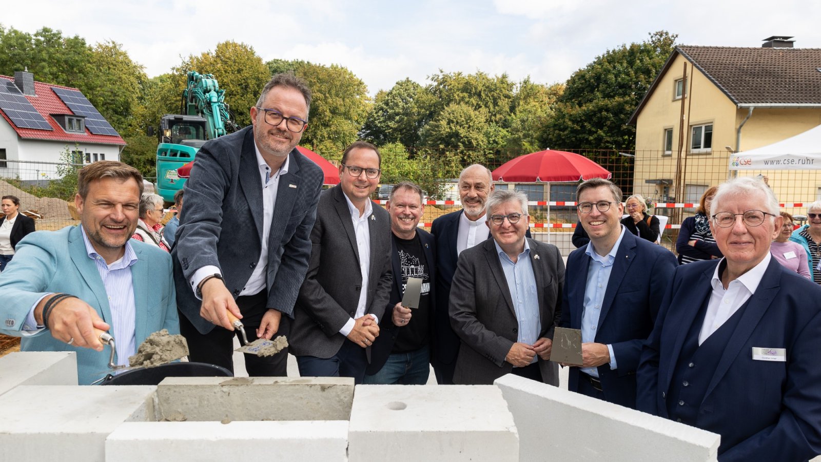 Versenken und Einmauern der Zeitkapsel zur Grundsteinlegung des Hospiz-Neubaus