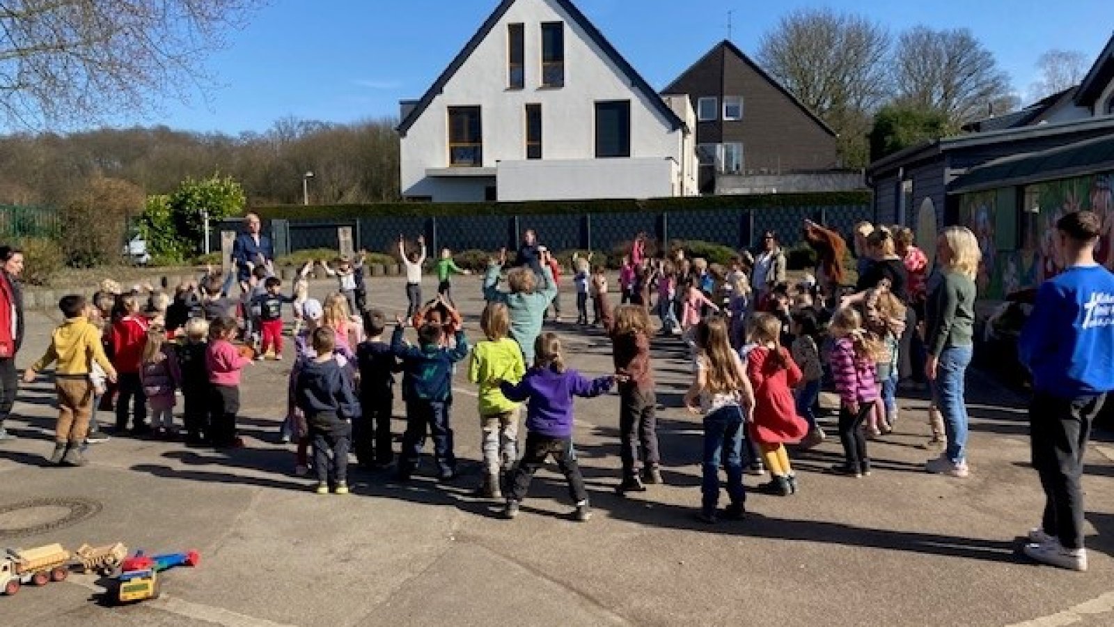 Kindergruppe beim Hampelmann machen