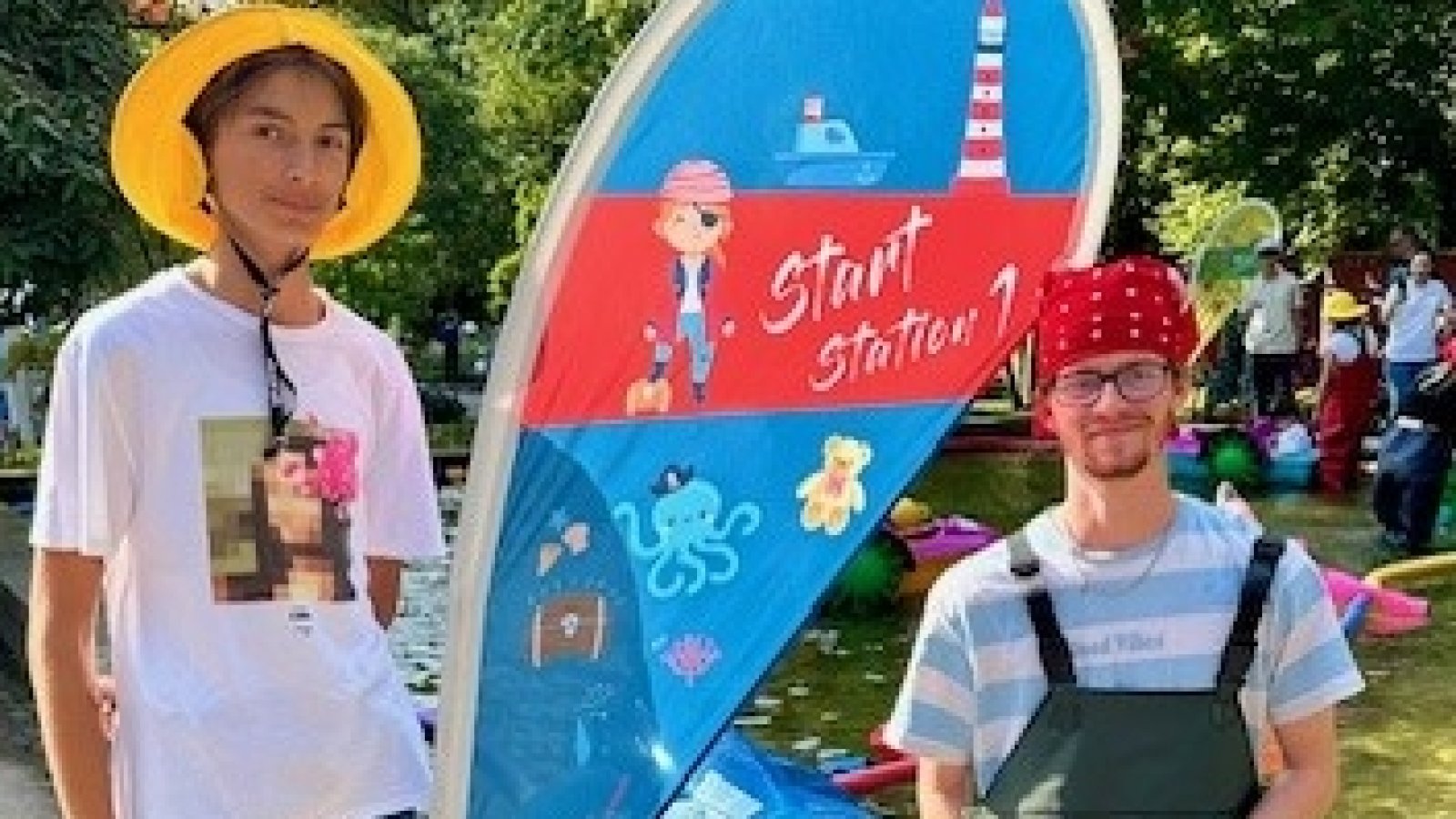 Zwei Helfer beim Kurbelboot anleiten