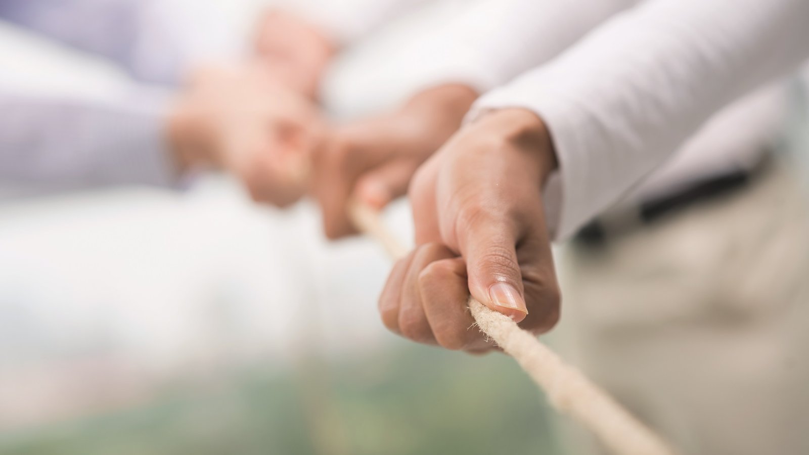 Hände fassen ein Seil