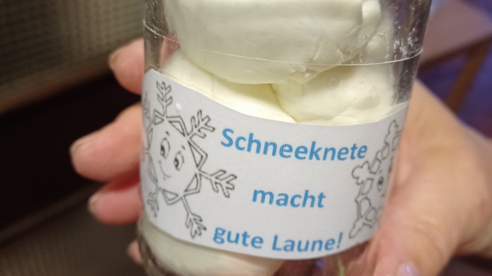 weiße Schneeknete im Glas