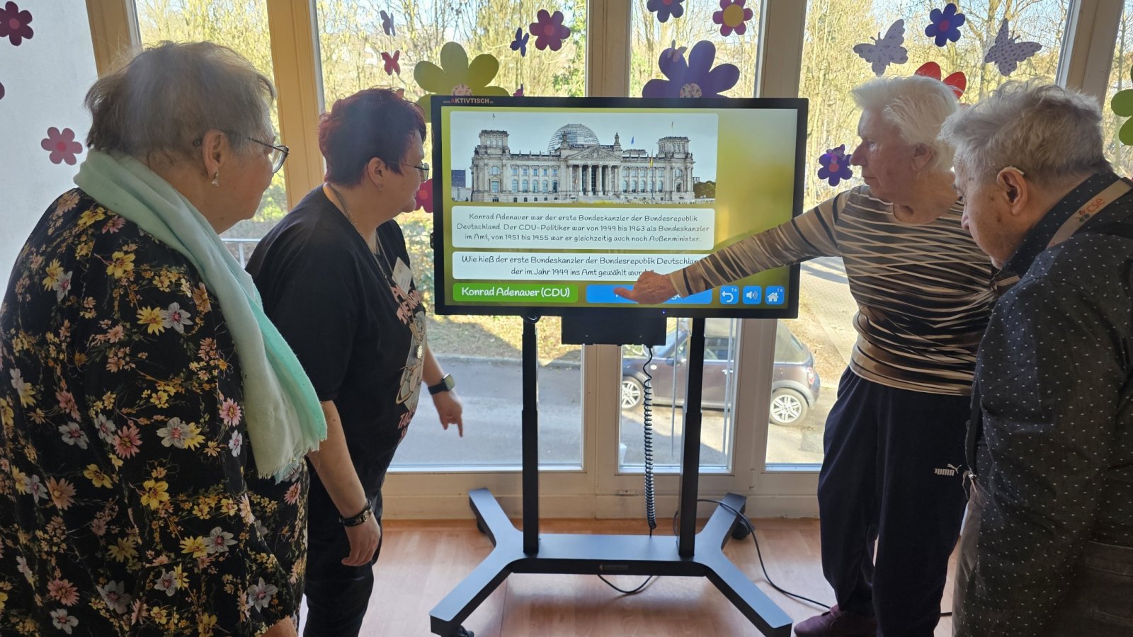 vier ältere Personen mit einem Aktivisch