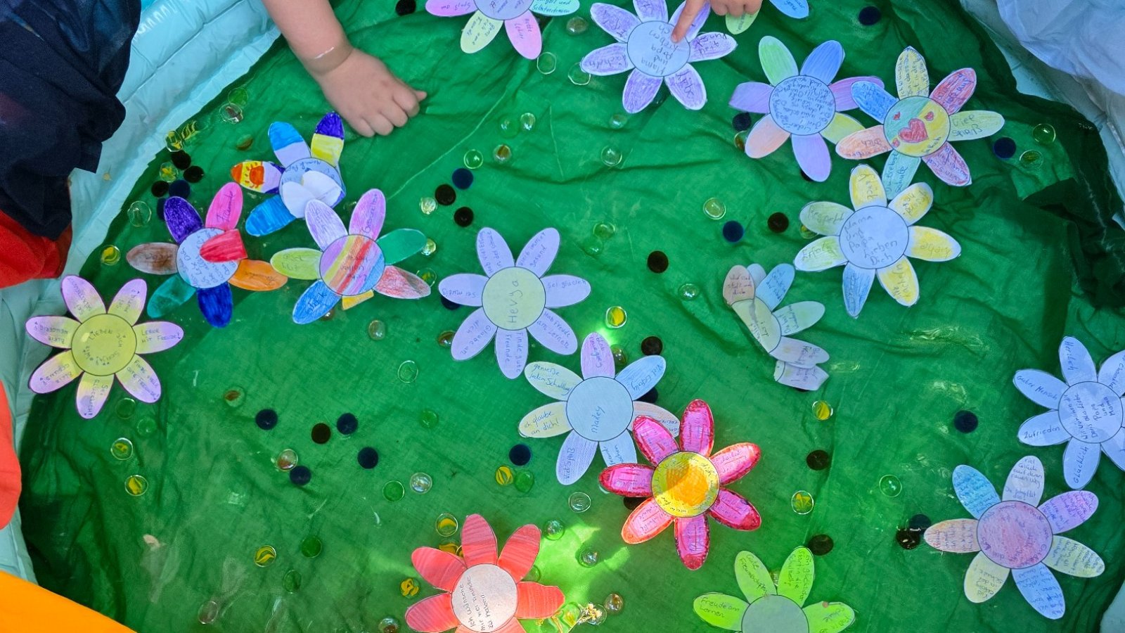 Wunschblumen aus Papier im Wasser