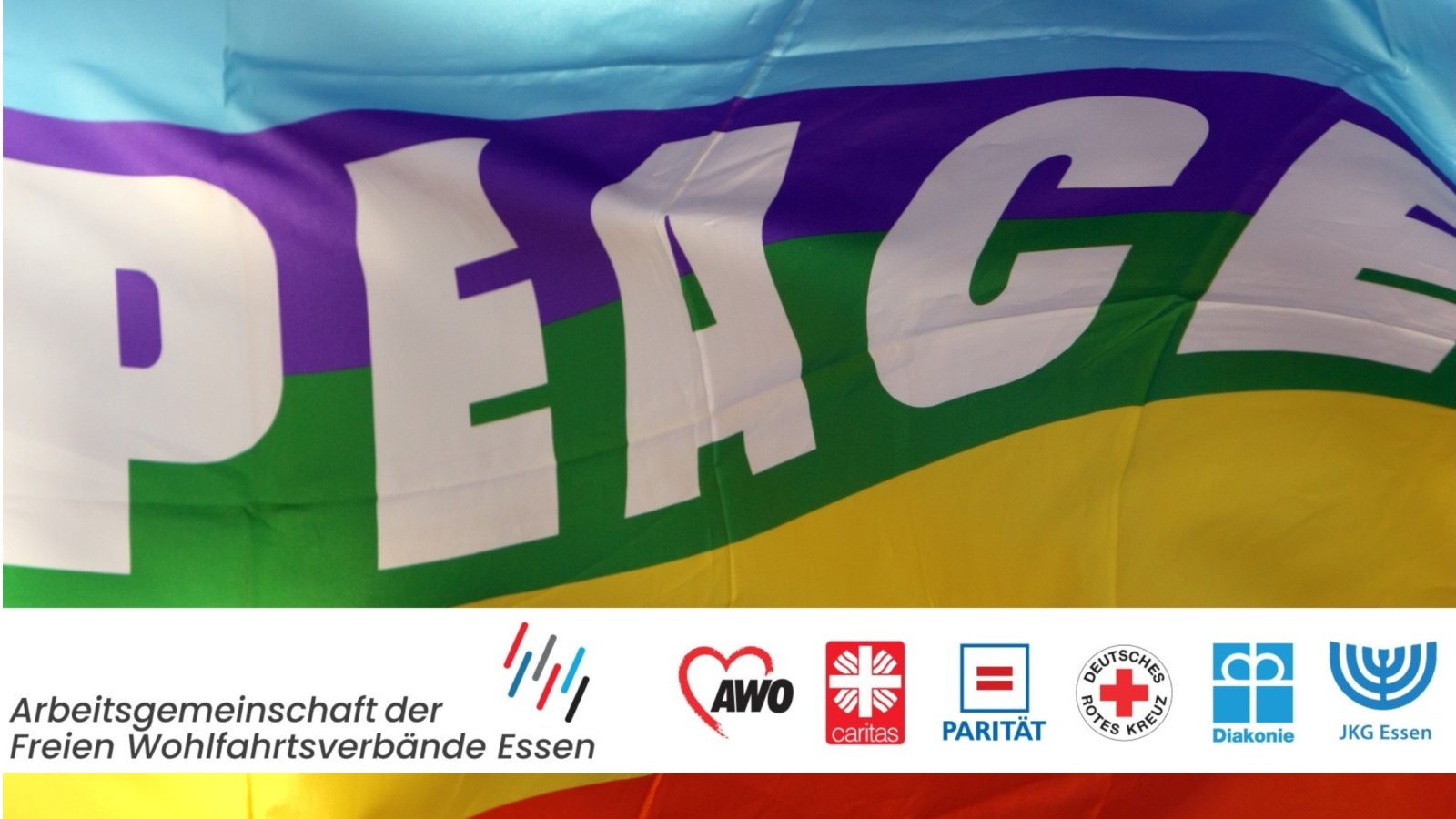 Regenbogenfahlen mit Schriftzug Peace und den Logos der AG Wohlfahrt
