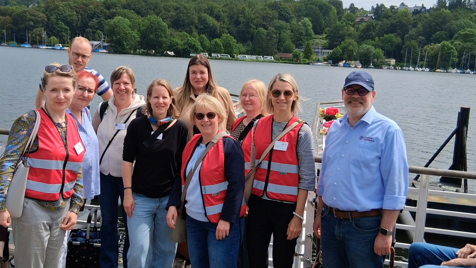 Eine Gruppe Menschen vor dem Baldeneysee