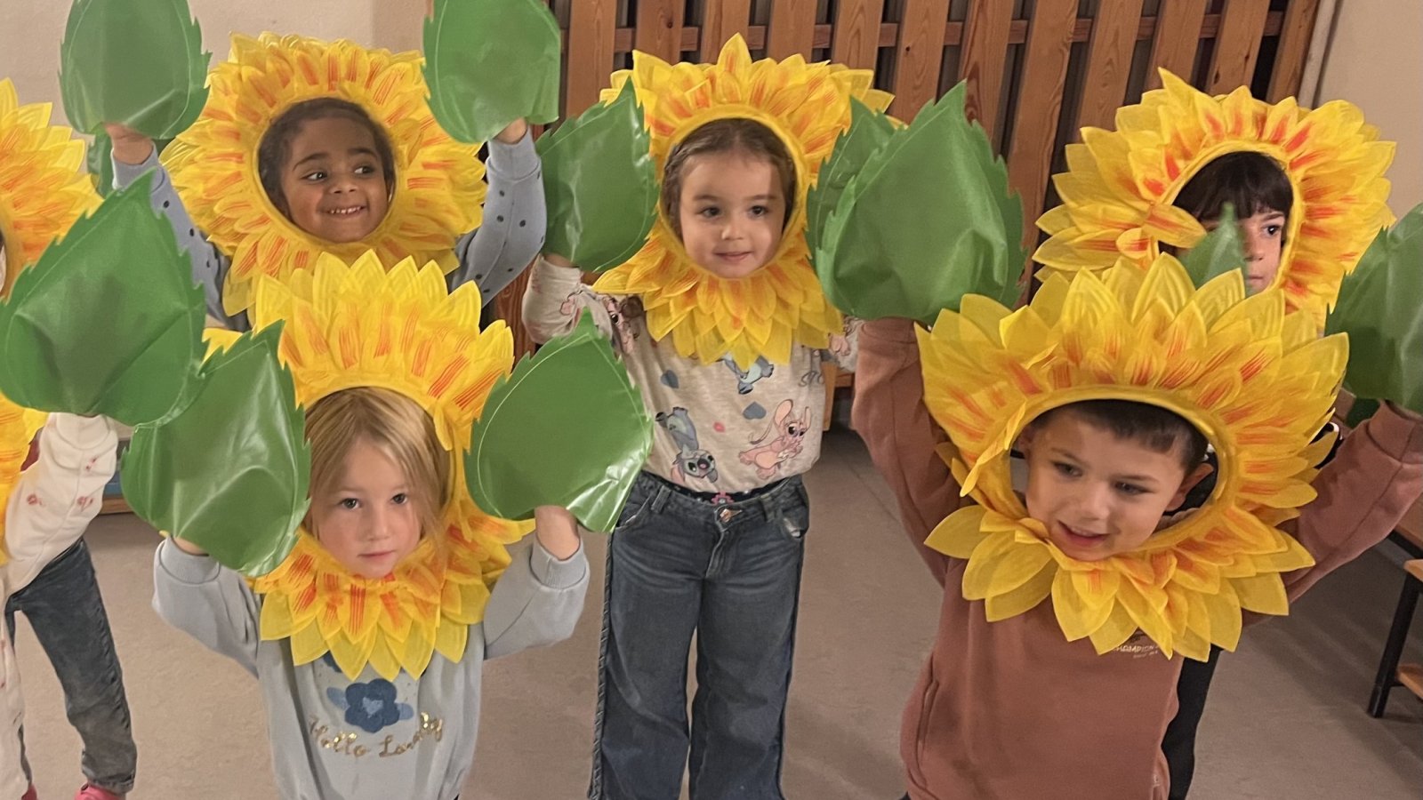 Kinder als Sonnenblumen verkleidet