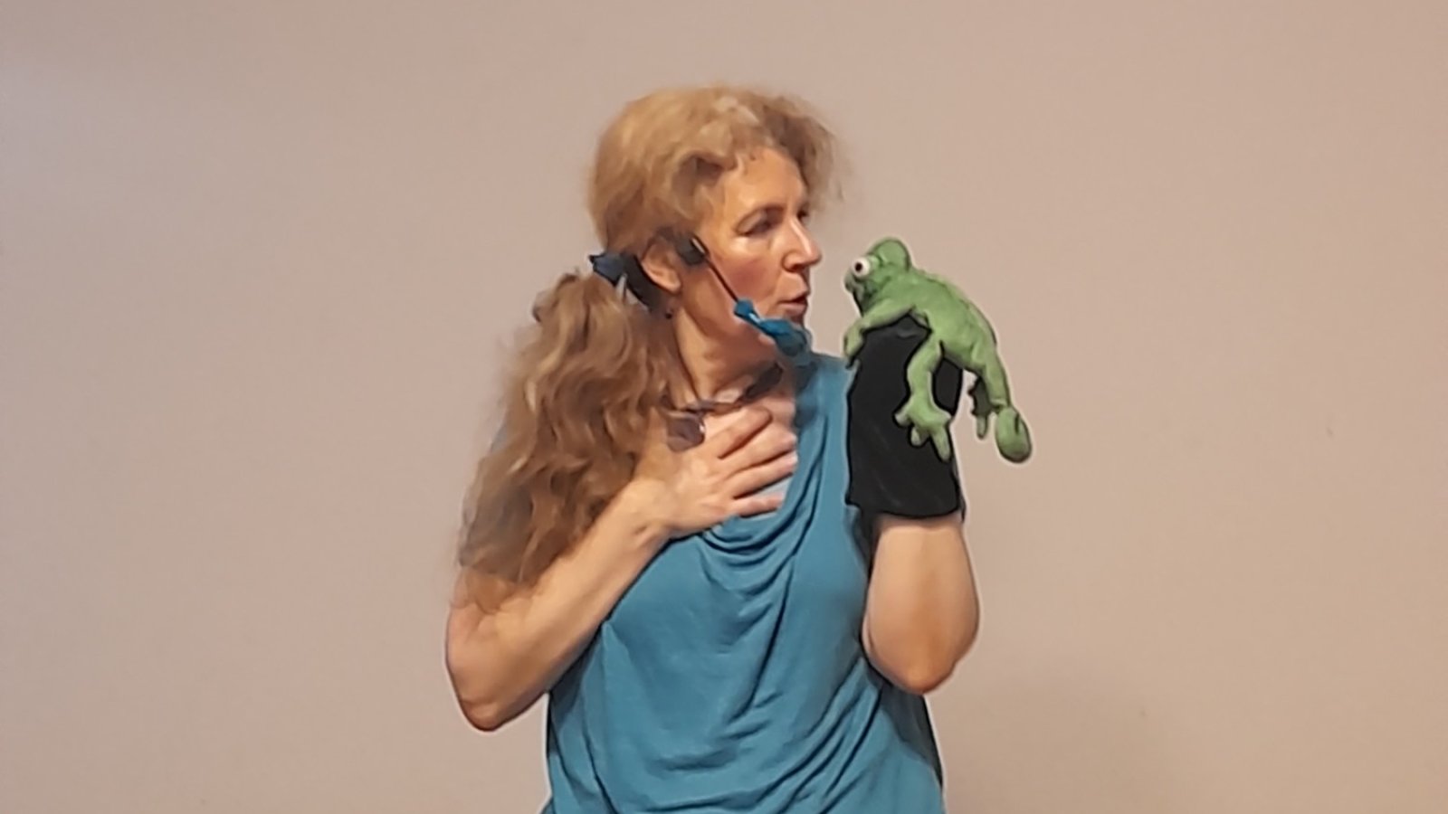 Puppenspielerin Fritzi Bender mit Chamäleon Handpuppe