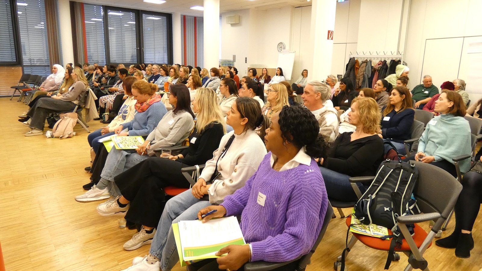 Sitzende Kindertagespflegepersonen