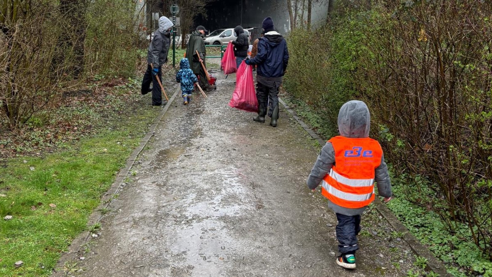 Familien beim Müll sammeln