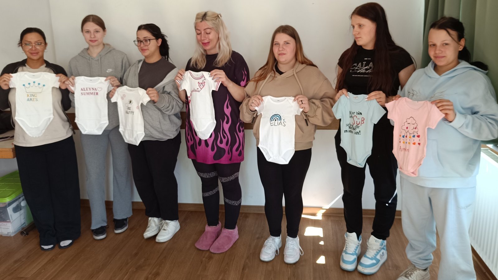 Mehrere Frauen stehen nebeneinander.