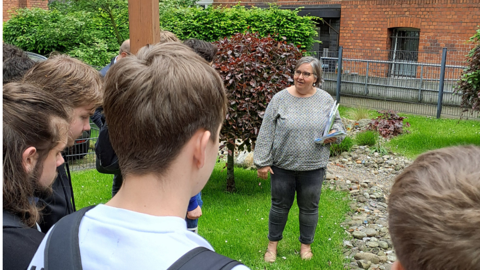 Schüler:innen im Gesprach mit Steffi Rhein vom KPN