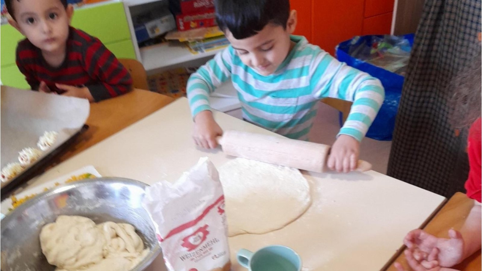Kinder rollen Teig aus