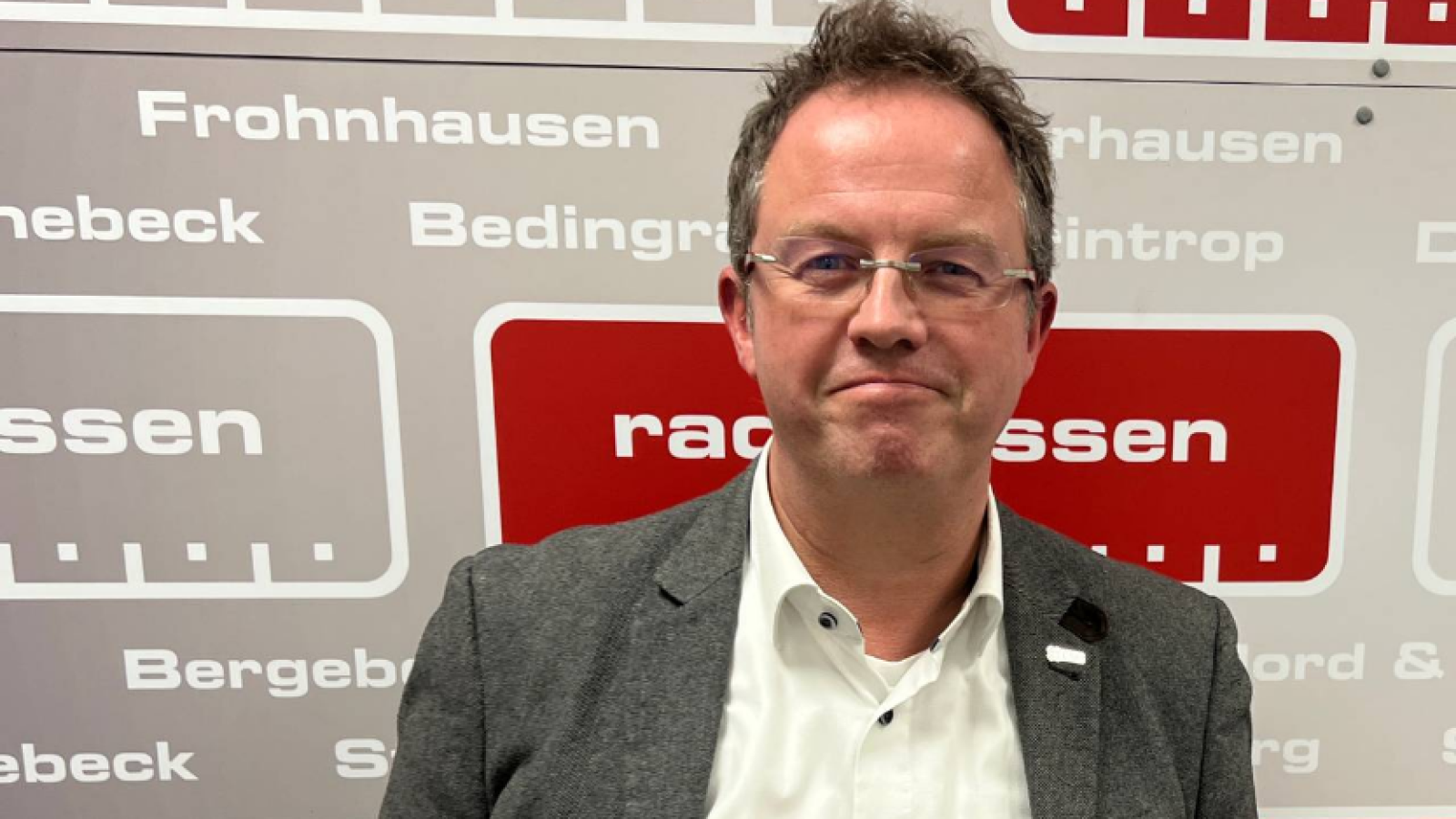 Andreas Bierod vor dem Logo von Radio Essen