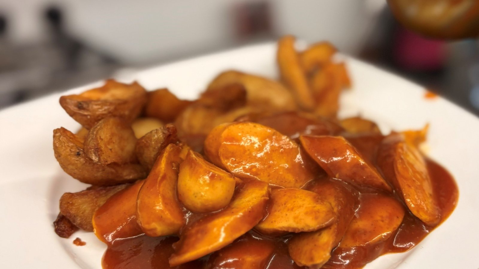 Currywurst mit Pommes