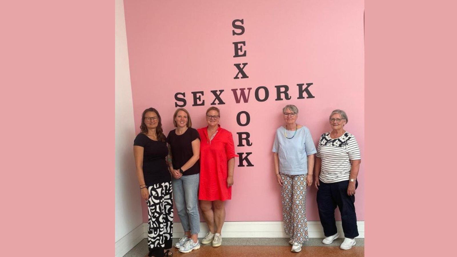 Besucherinnen vor dem Schriftzug Sex Work