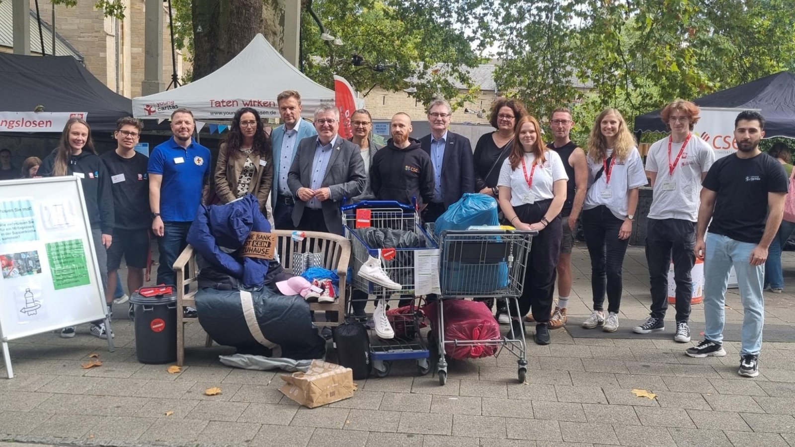 Gruppe von Menschen auf dem Burgplatz