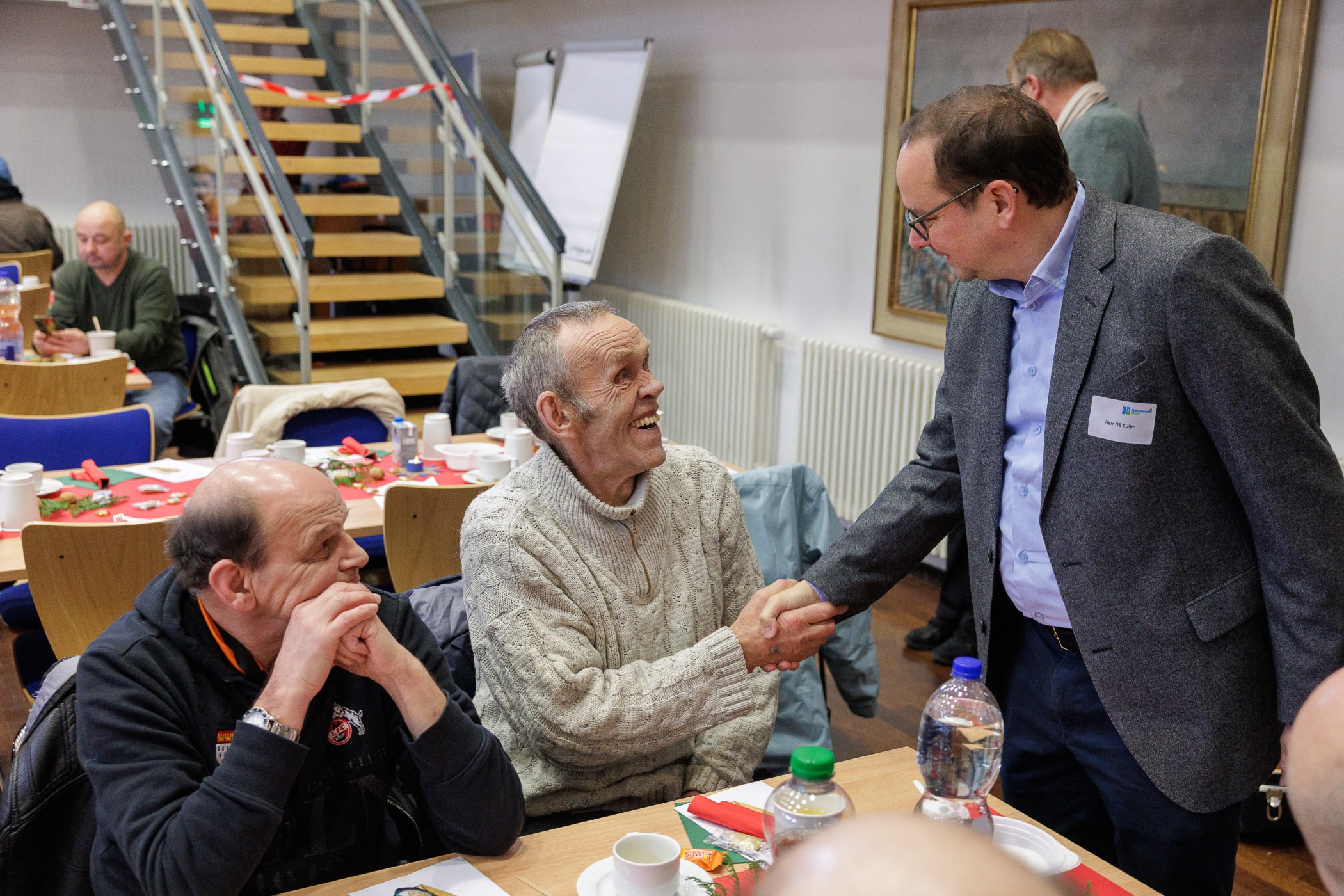 Thomas Kufen im Gespräch mit zwei Gästen der Weihnachtsfeier