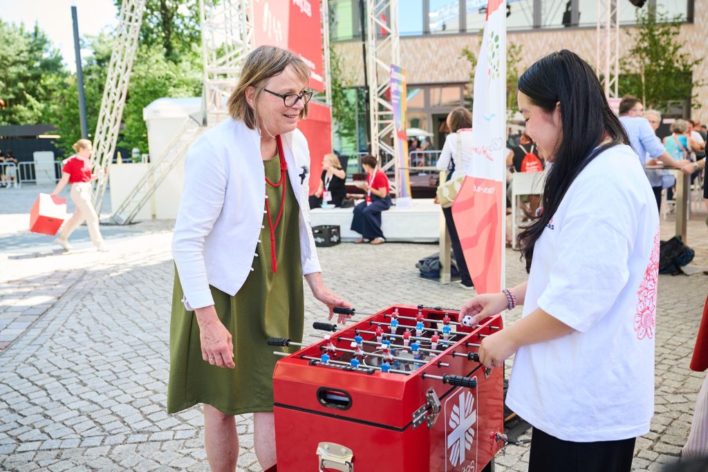 Die Caritas Präsidentin im Kicker-Duell mit Vyvy