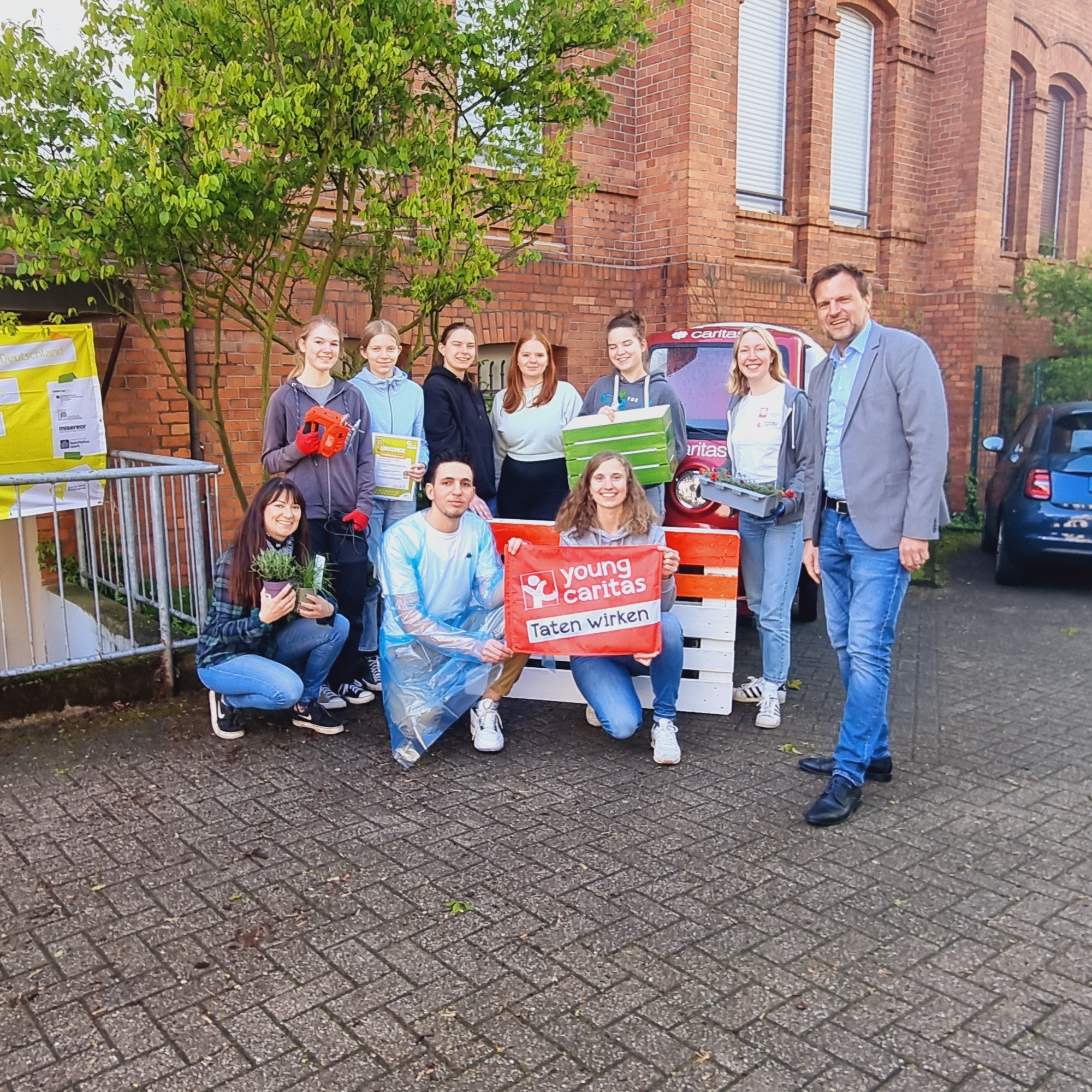 Gruppe Jugendlicher mit Caritasdirektor Björn Enno Hermans