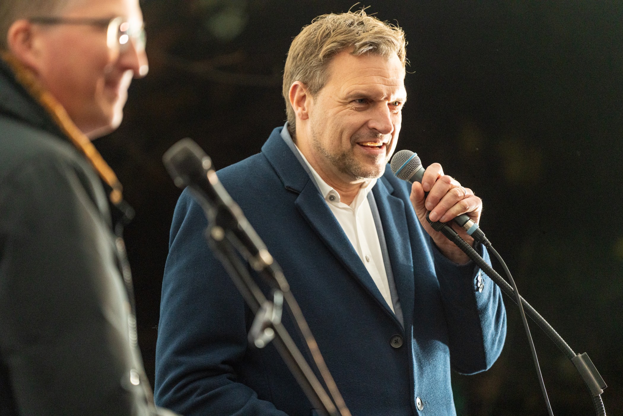 Caritasdirektor spricht in Mikrofon