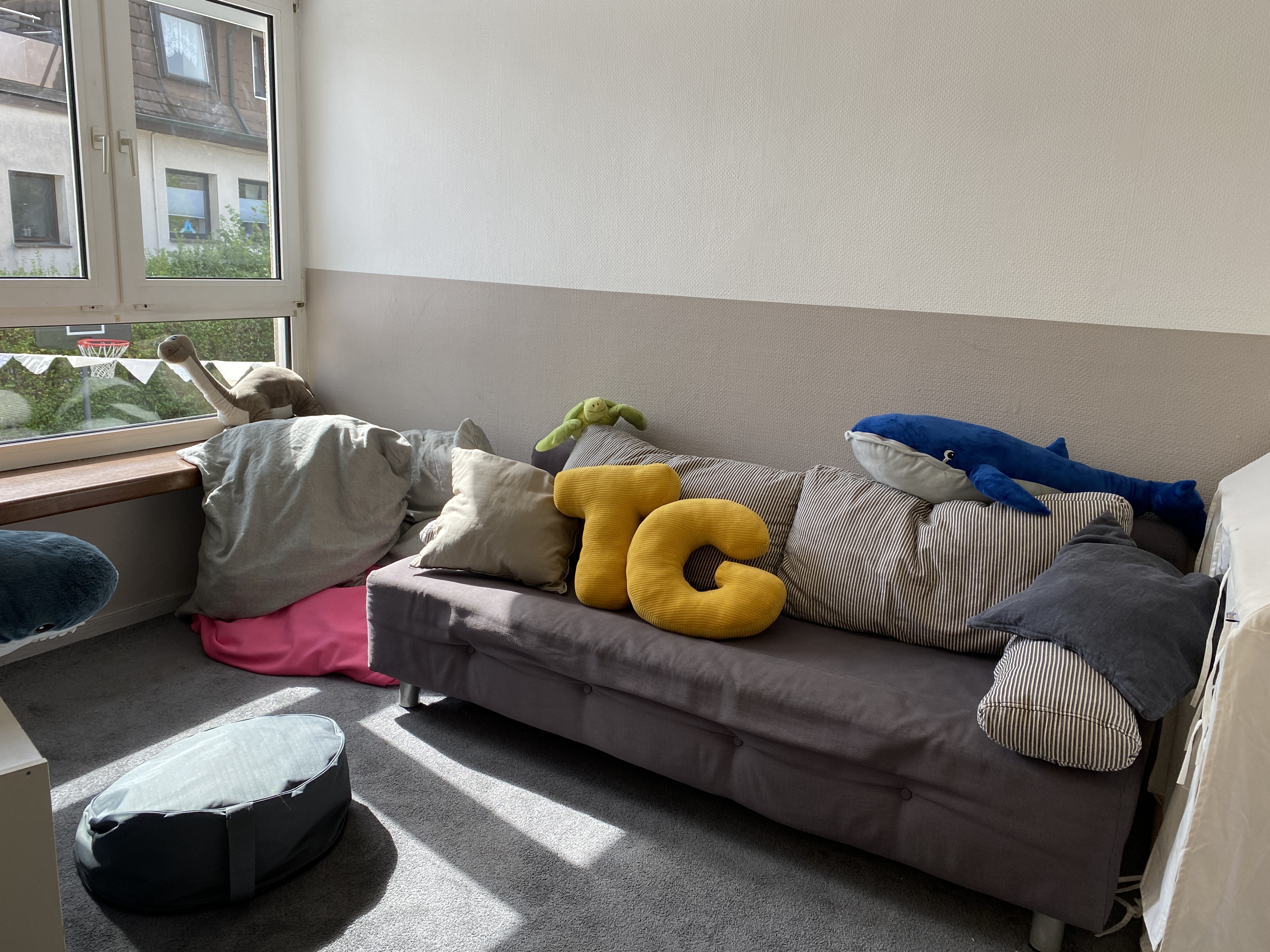 Couch mit Kissen