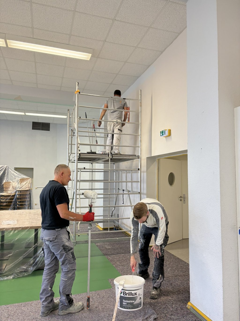 Gerüst mit Maler im Raum